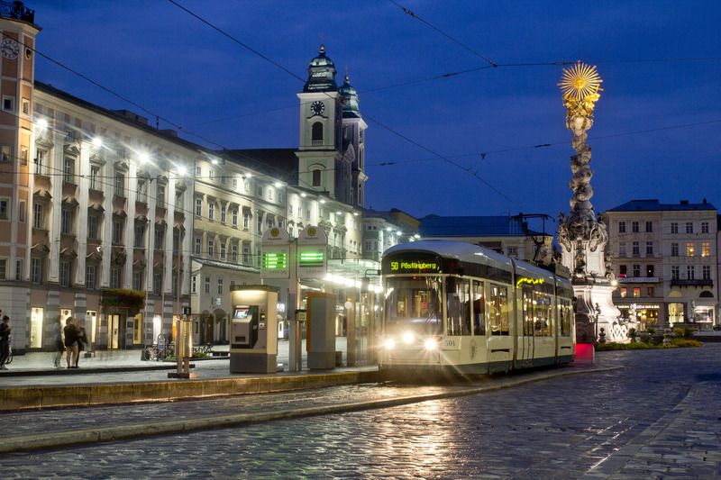 Bild: information/hauptlatz-bei-nacht-poestlingbergbahn-linztourismus-asigalov-082014.jpg