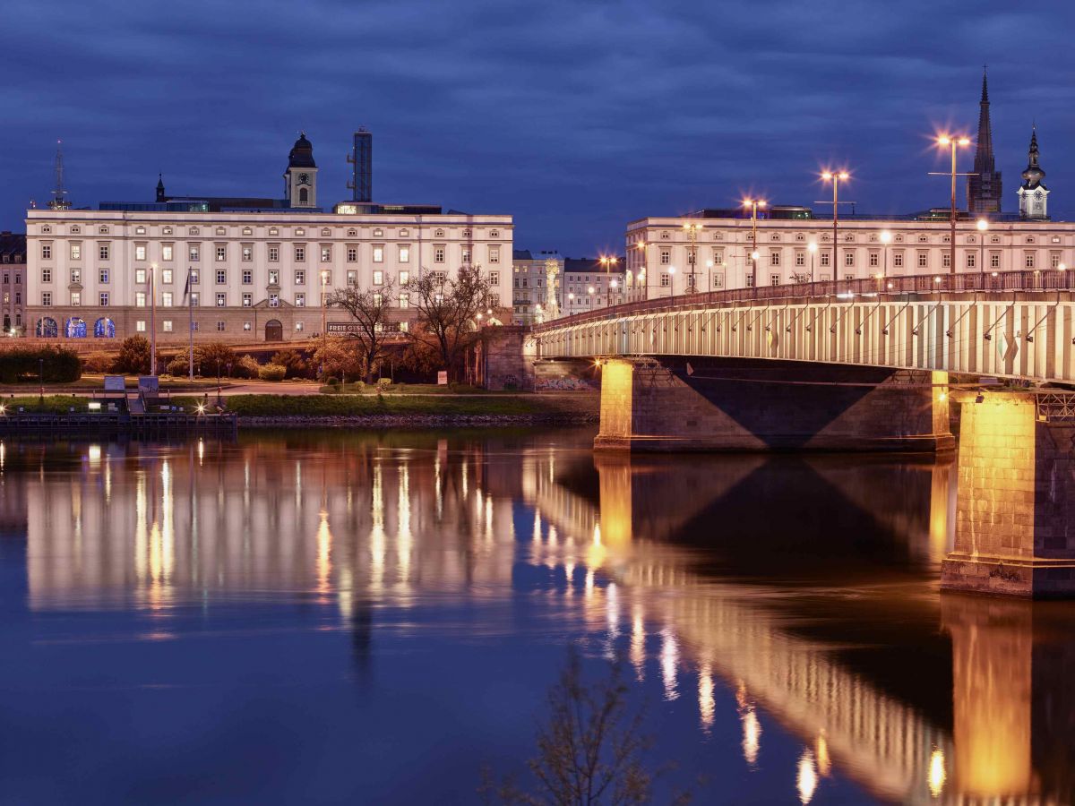 Bild: quiz/1739259607_kunstuniversit-t-linz-br-ckenkopfgeb-ude-bei-nacht6-linz-tourismus-kurt-hoerbst.jpg