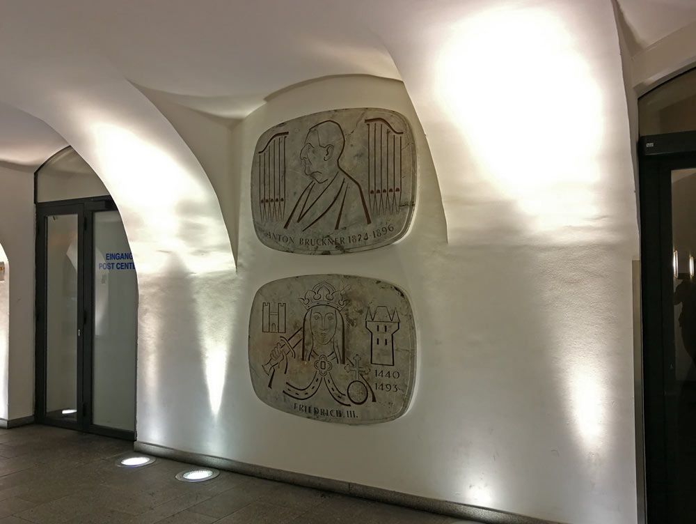 Bild: quiz/personen-in-foyer-altes-rathaus.jpg
