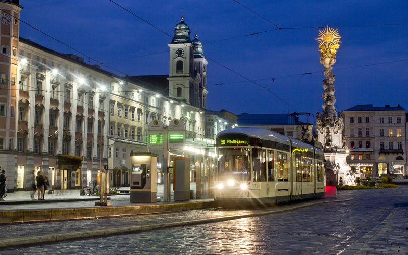 Bild: information/hauptlatz-bei-nacht-poestlingbergbahn-linztourismus-asigalov-082014.jpg